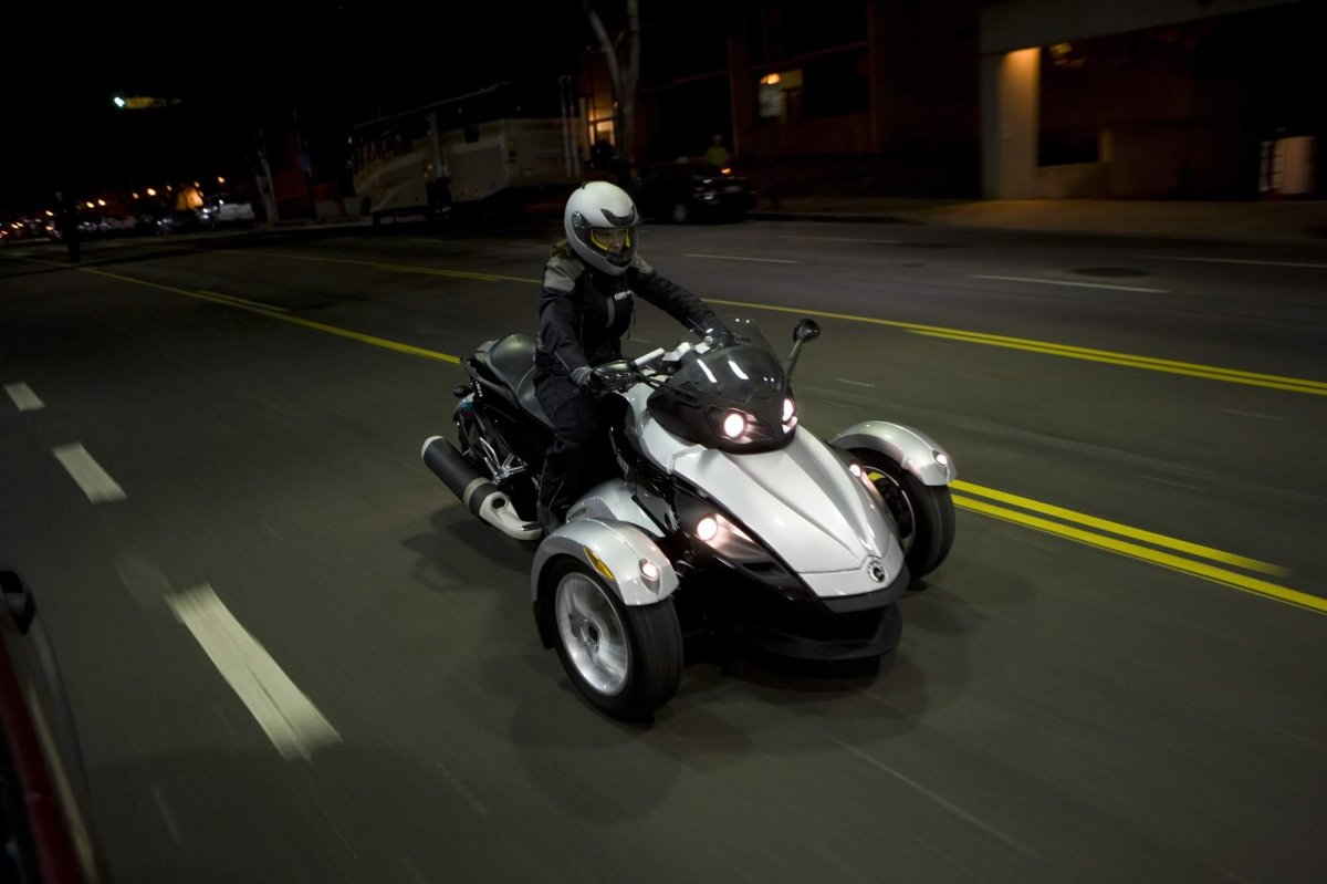 Трицикл два колеса спереди