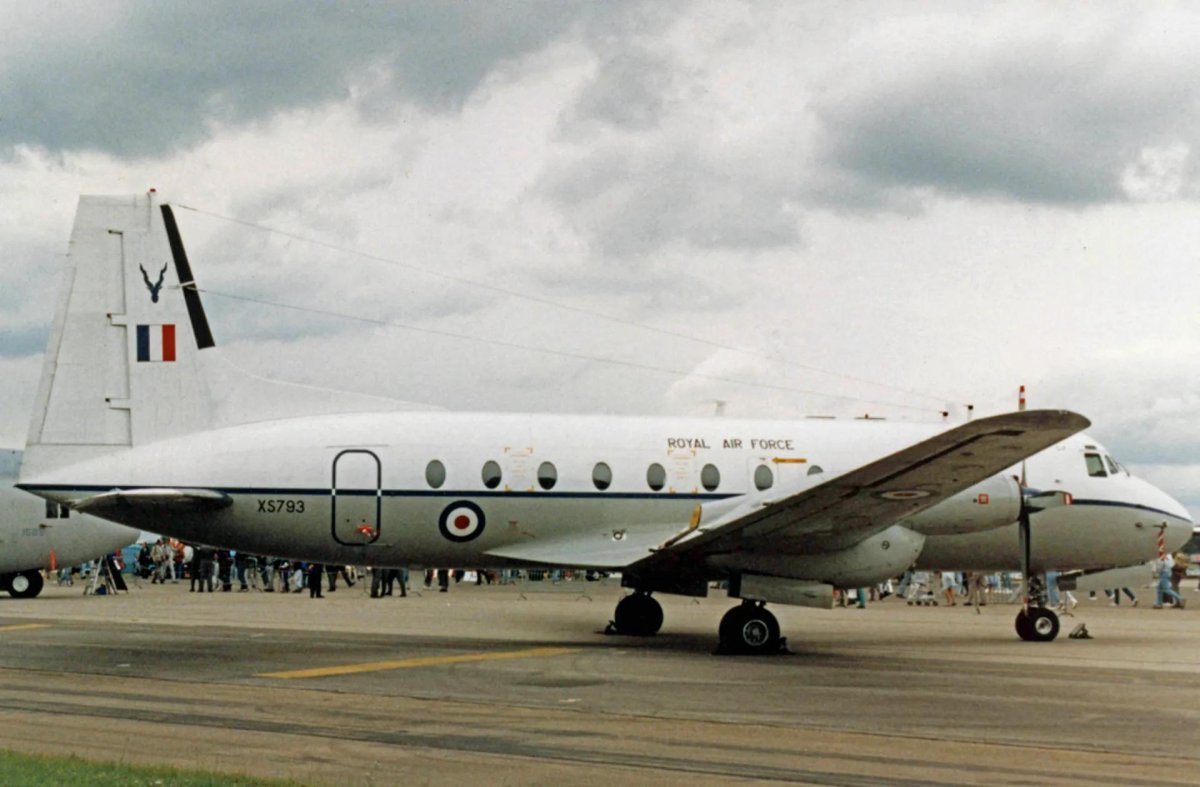 Самолет HS-748