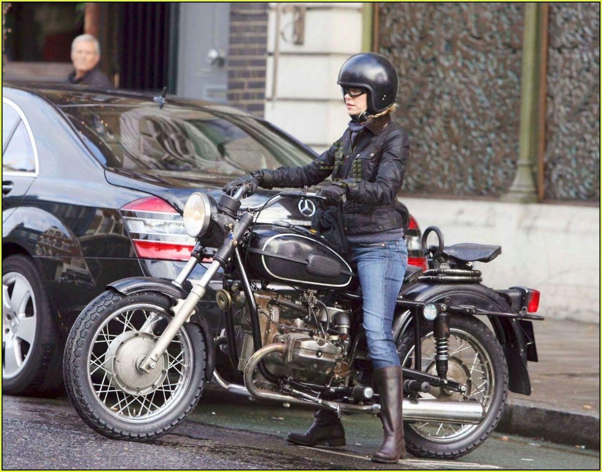 Брэд Питт и Анджелина Джоли на мотоцикле