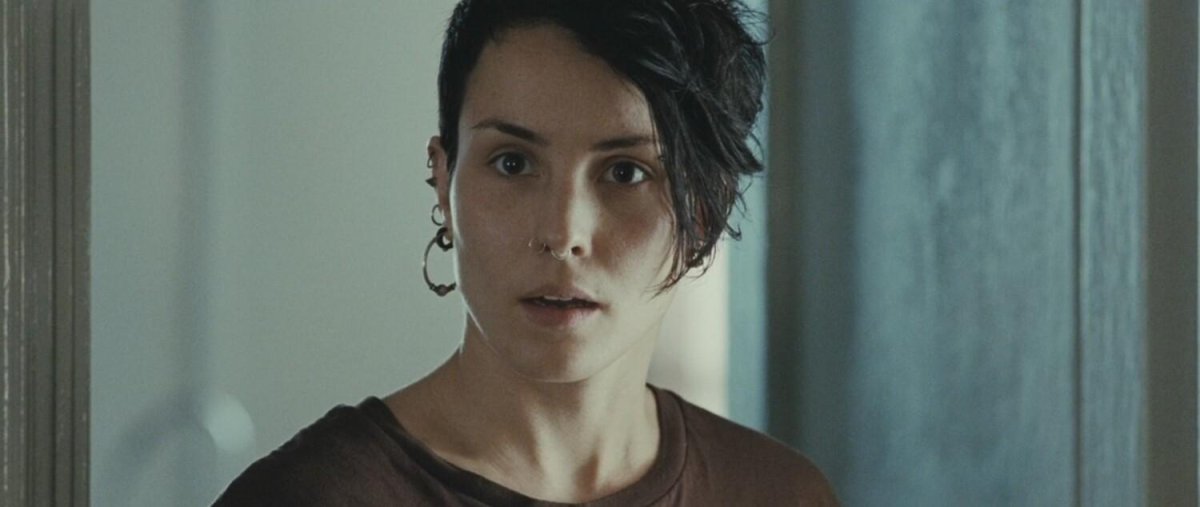 Девушка с татуировкой дракона 2009