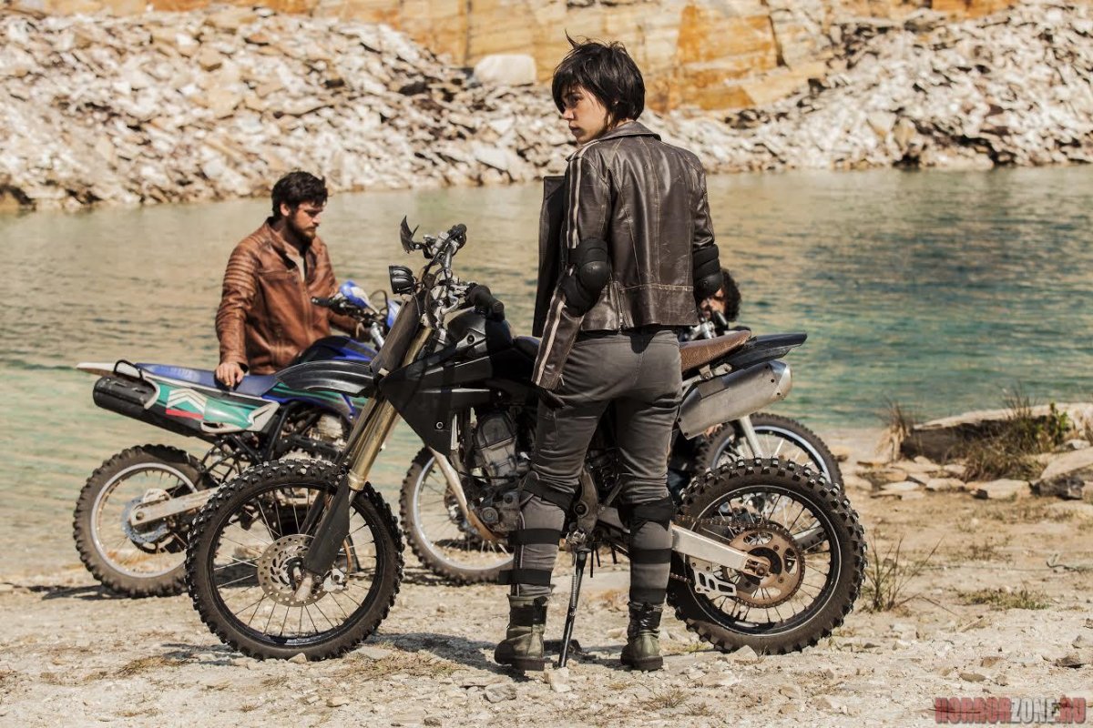 Девушка с татуировкой дракона мотоцикл