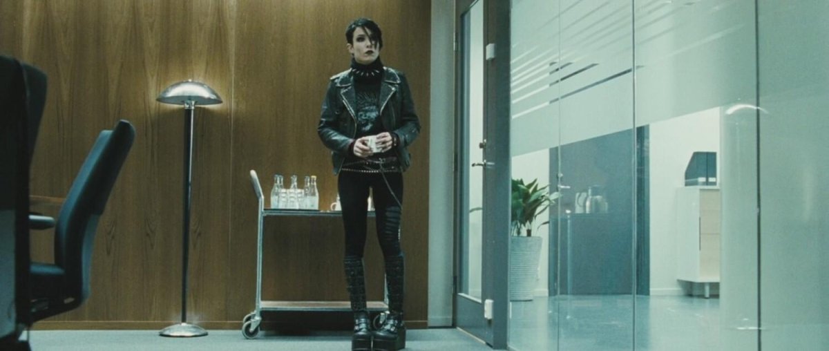 Нуми Рапас девушка с татуировкой дракона 2009