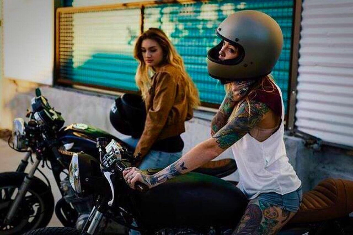 Девушка с татуировкой дракона мотоцикл
