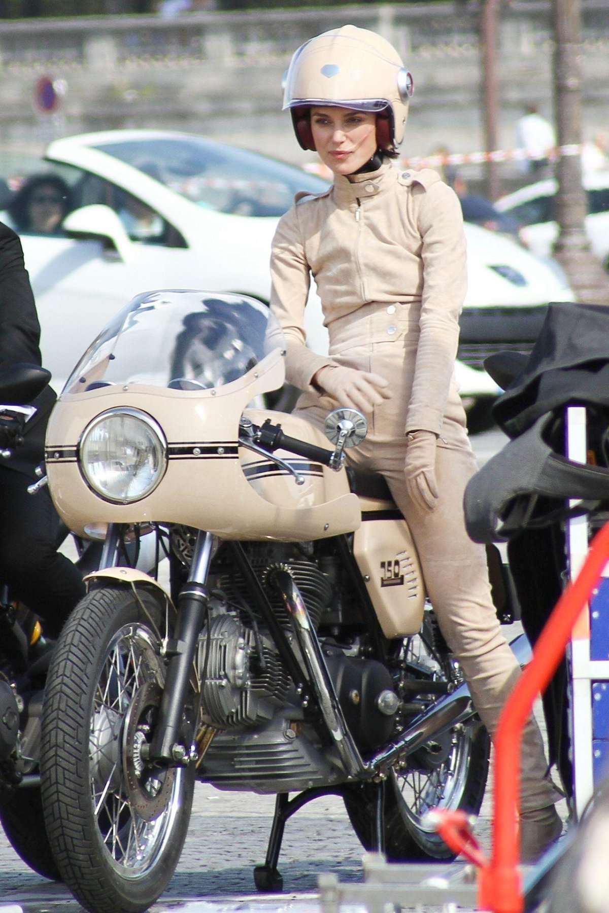 Кира Найтли на мото Шанель