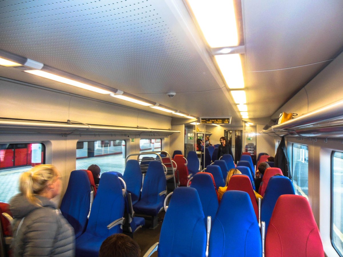 Экспресс поезд Ласточка