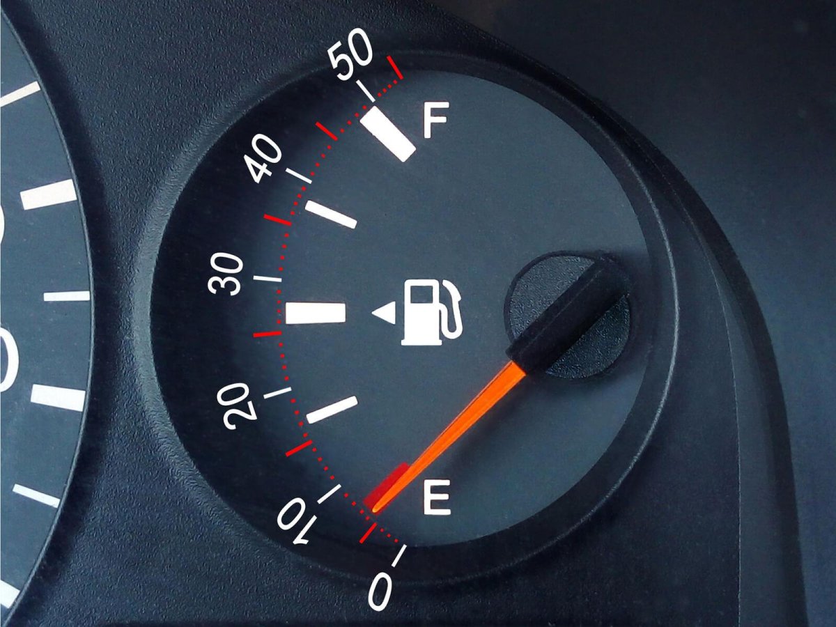 Датчик уровня топлива на панели приборов