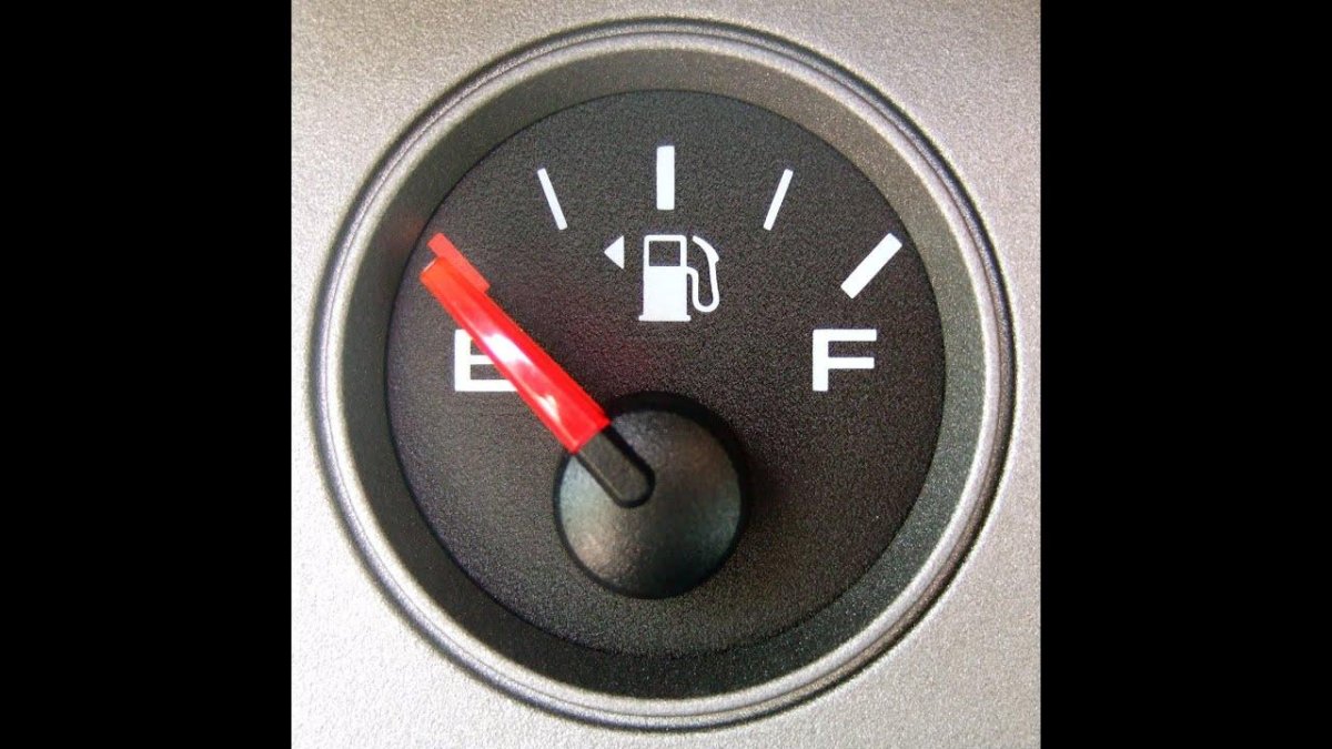 Индикатор уровня топлива на приборной панели