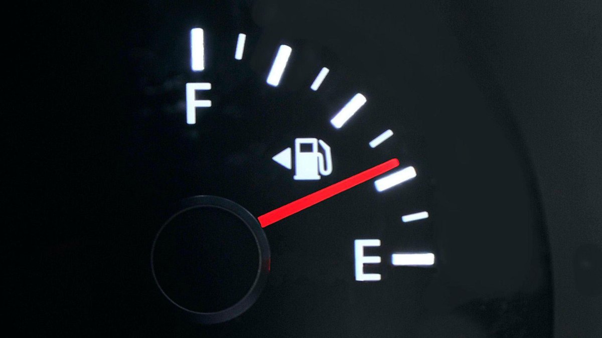 Датчик уровня топлива на панели приборов