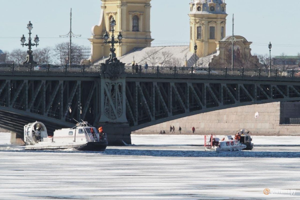 Посадка самолета на Неву у Финляндского моста в 1963 г .