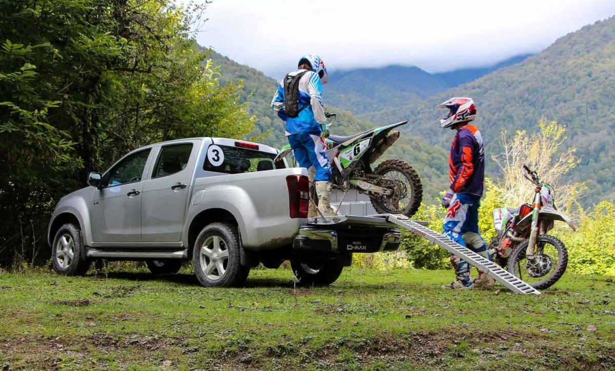 Mitsubishi l200 с мотоциклом