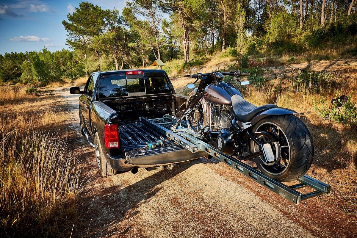 Мотоцикл в пикапе
