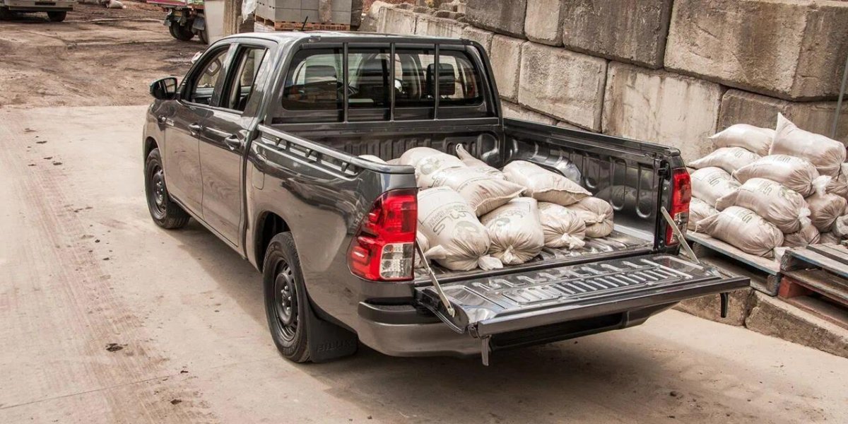 Toyota Hilux человек в кузове