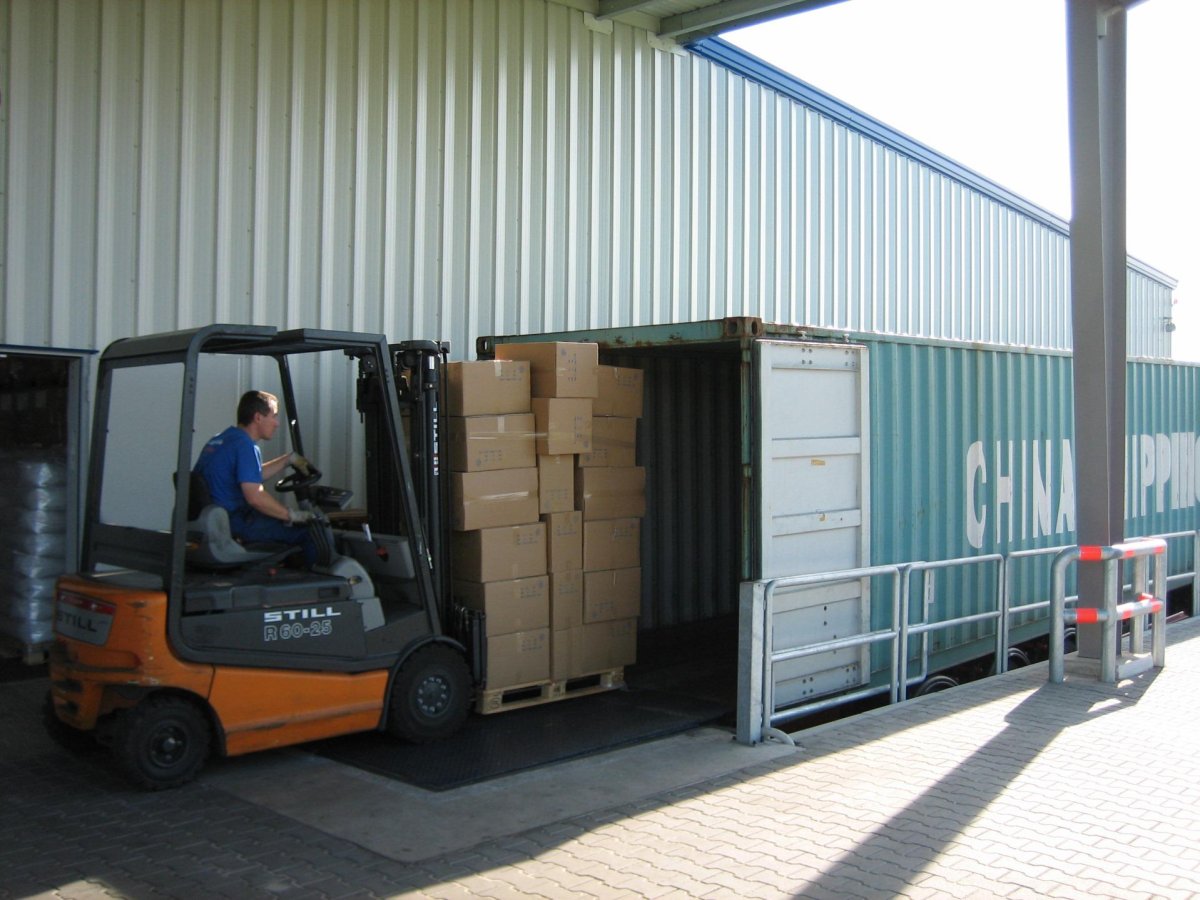 Разгрузка контейнеров