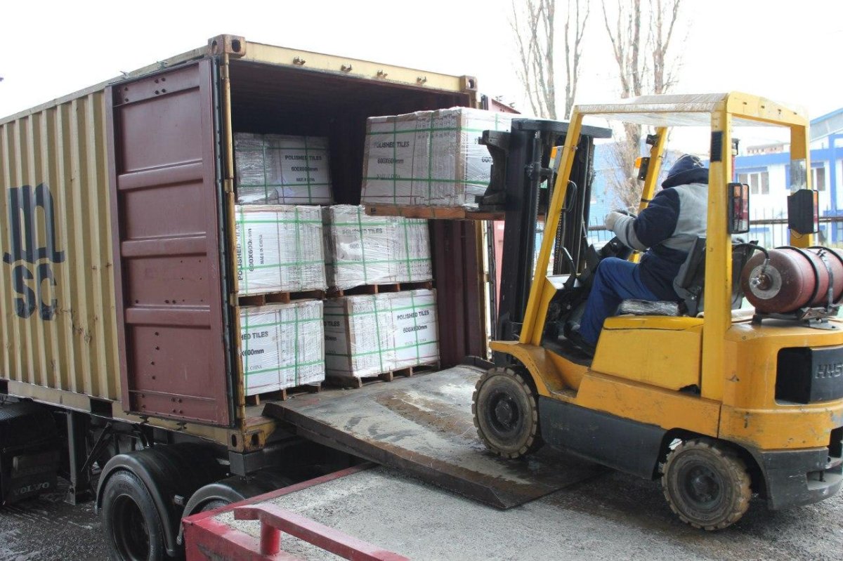 Техника для погрузки 40 футовых контейнеров