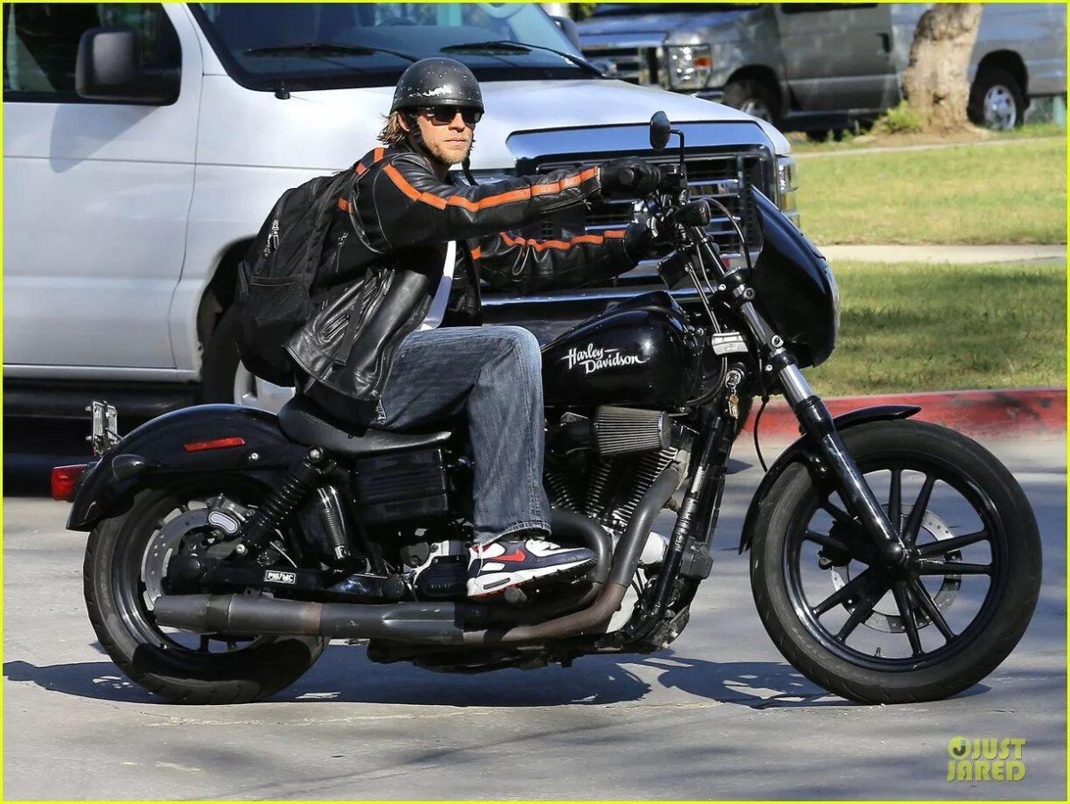 Чарли Ханнэм на мотоцикле