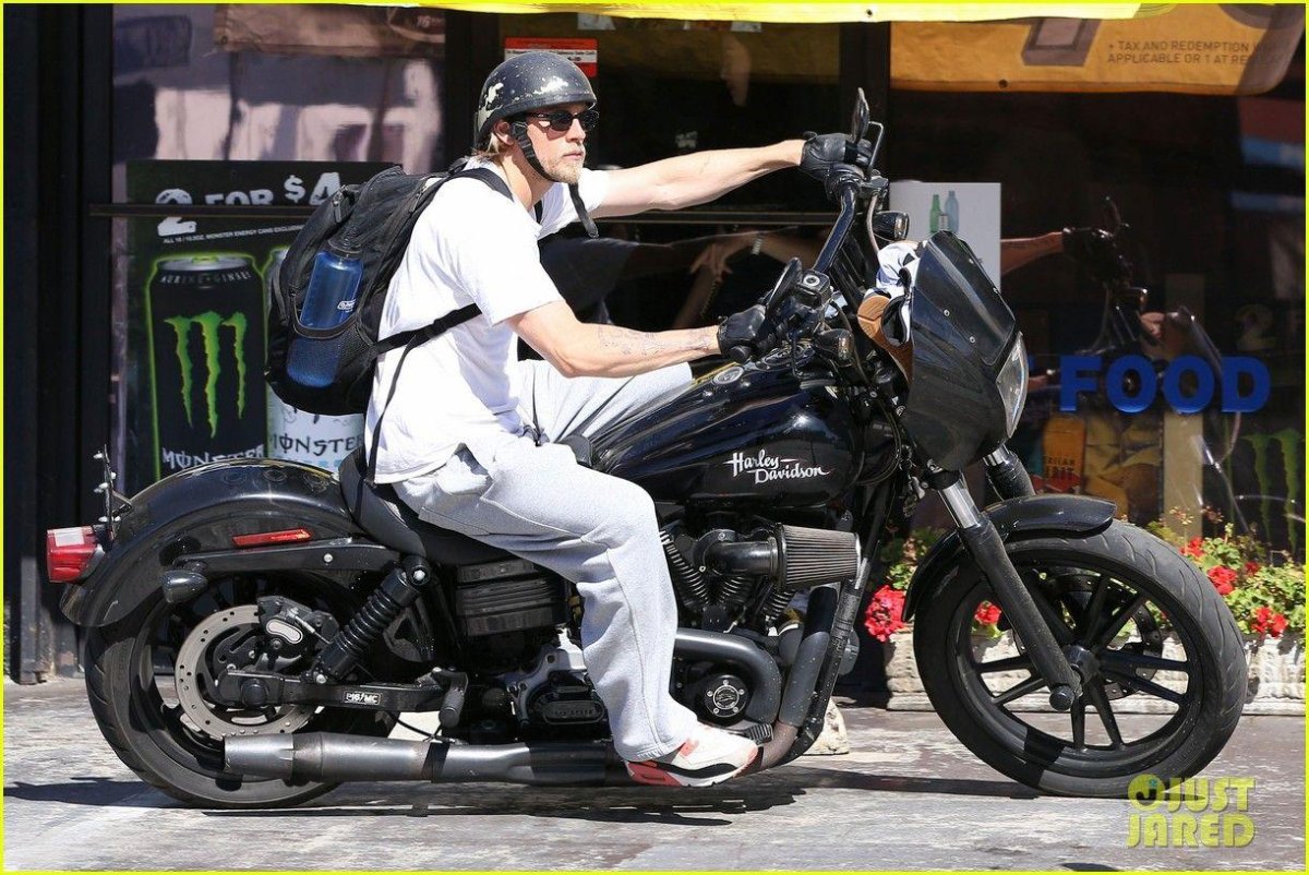 Сыны анархии Чарли Ханнэм на мотоцикле