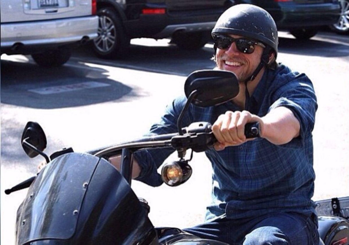 Чарли Ханнэм байкер