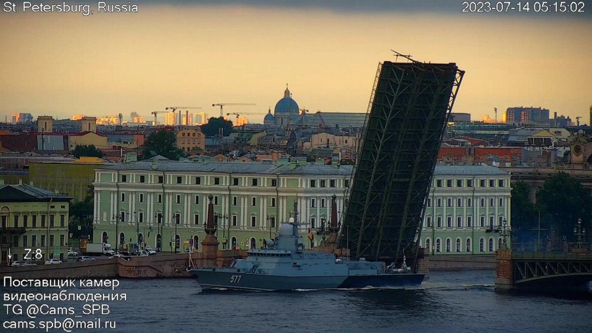 Большие суда в Неве