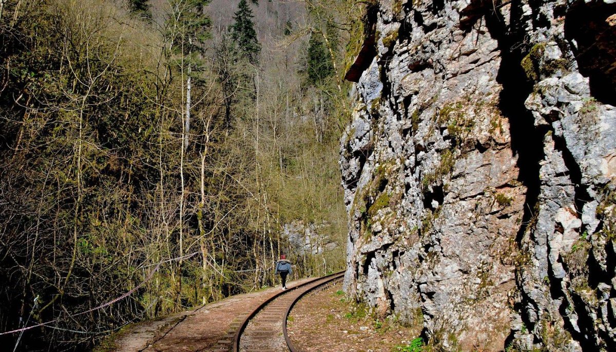 Узкоколейная железная дорога в Гуамском ущелье