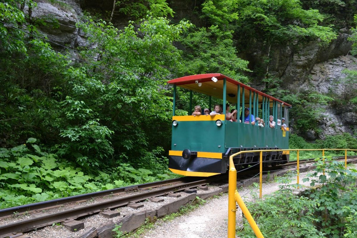 Гуамское ущелье паровоз