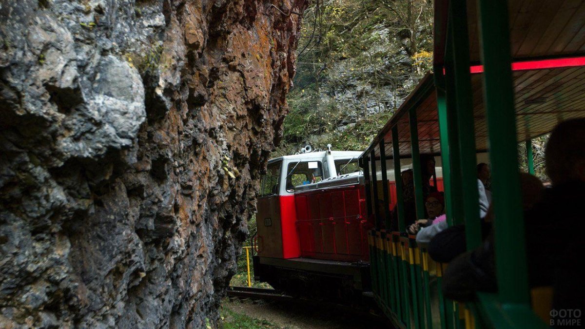 Гуамское ущелье паровоз