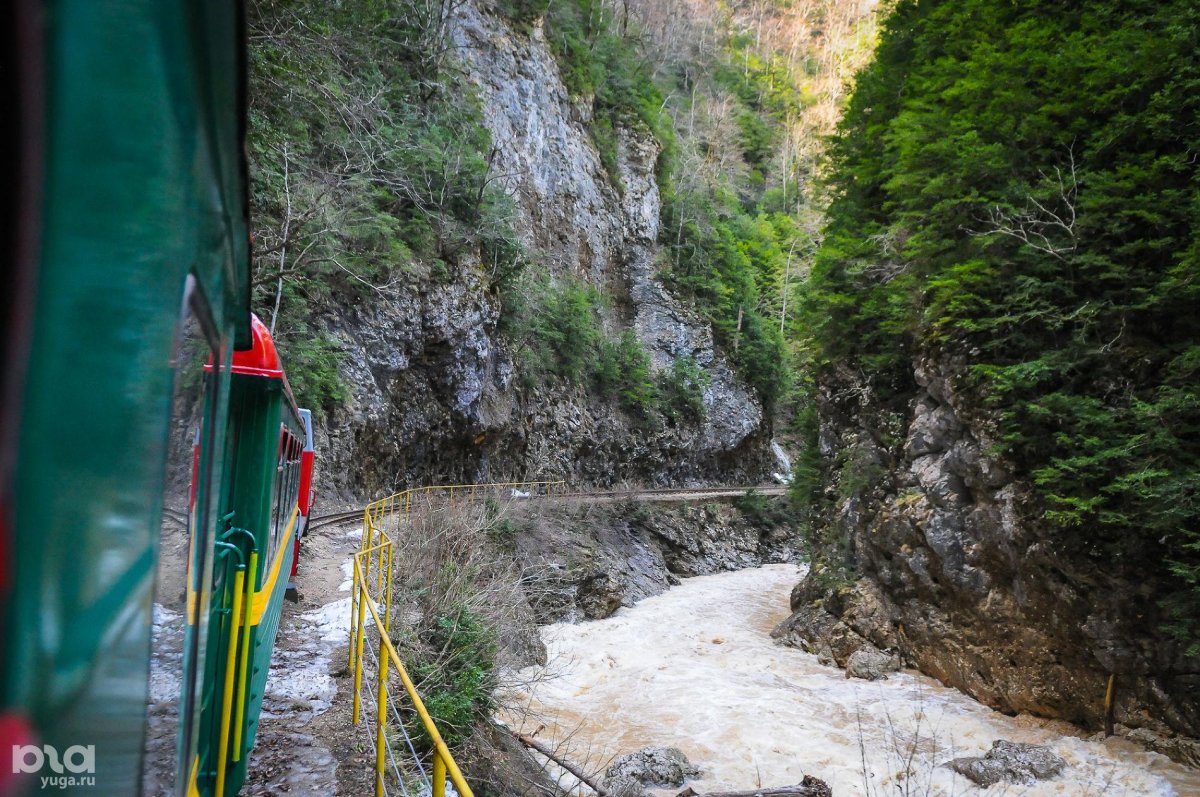 Гуамка поезд в ущелье