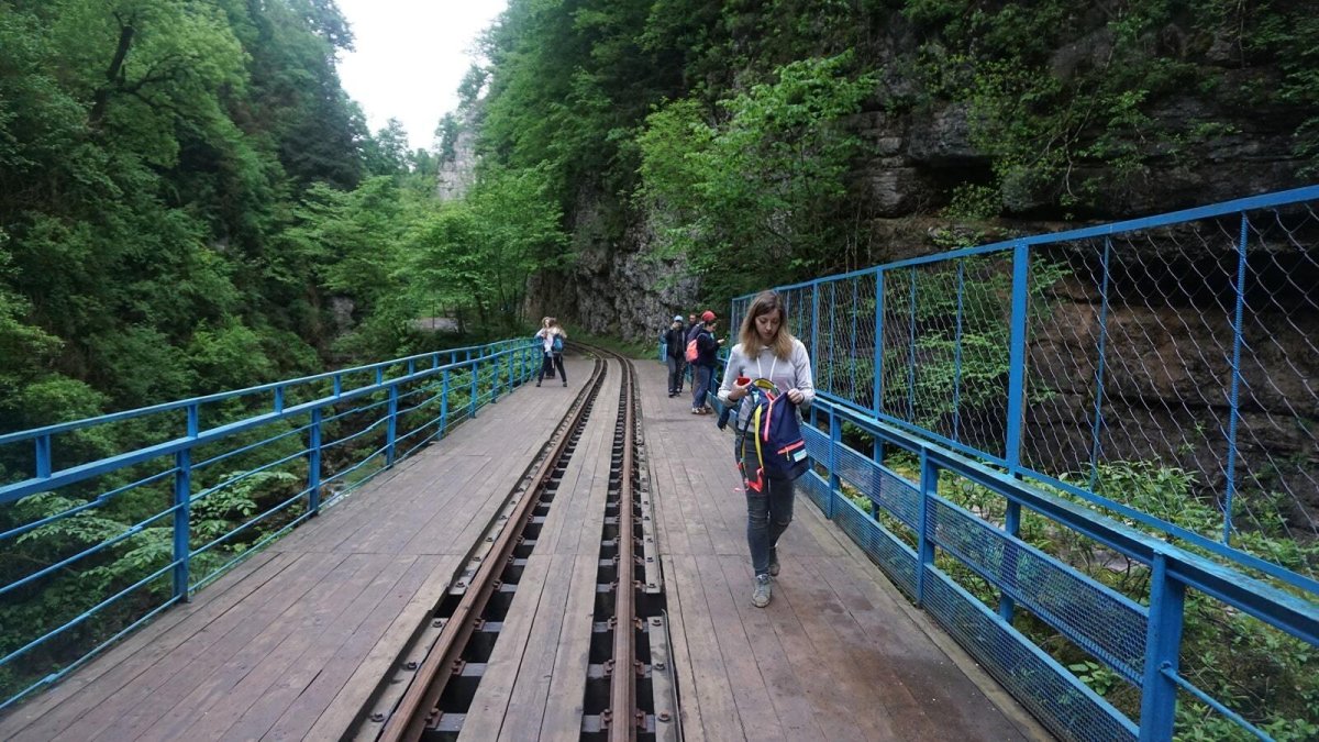 Гуамское ущелье паровоз