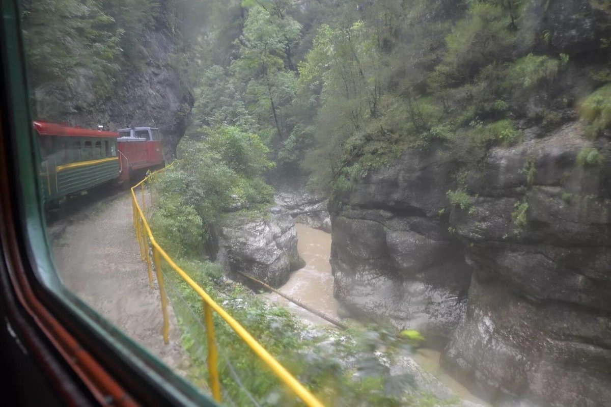 Гуамское ущелье тепловоз