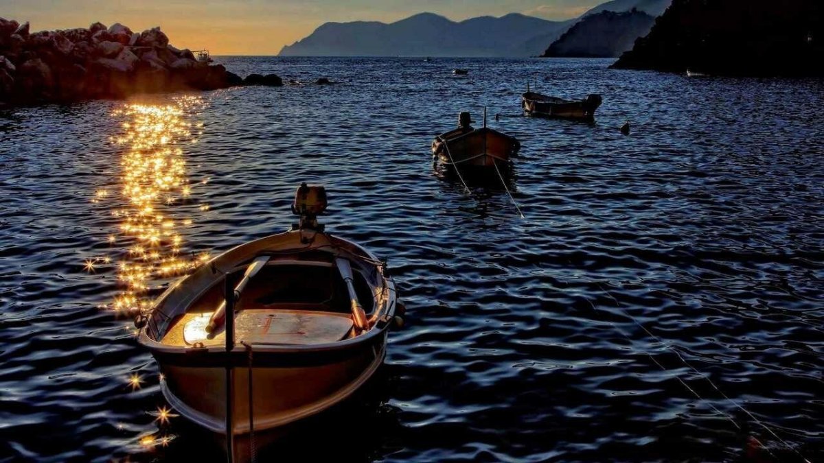 Лодка в море