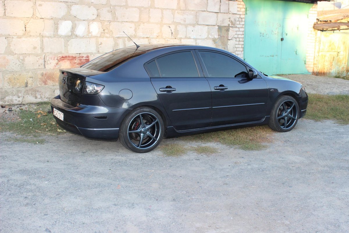 Мазда 3 БК седан черная на дисках