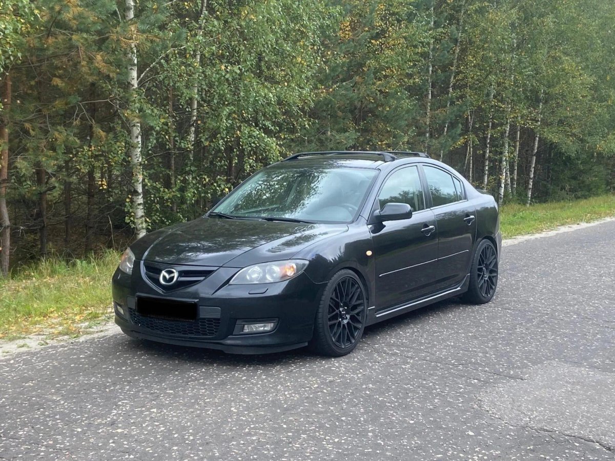 Мазда 3 БК седан черная на дисках
