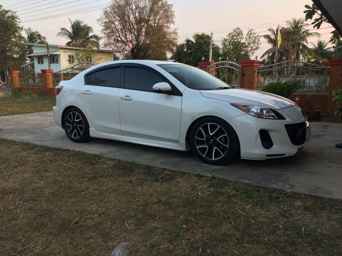 Белая Мазда 3 на черных дисках