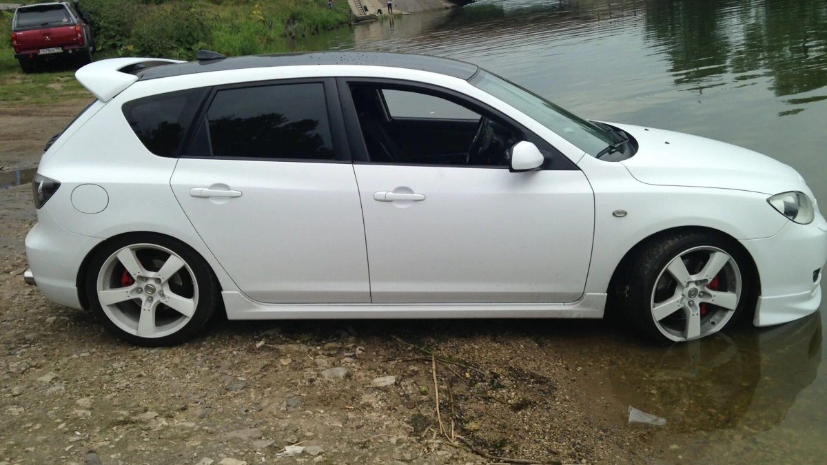 Мазда 3 БК хэтчбек белая