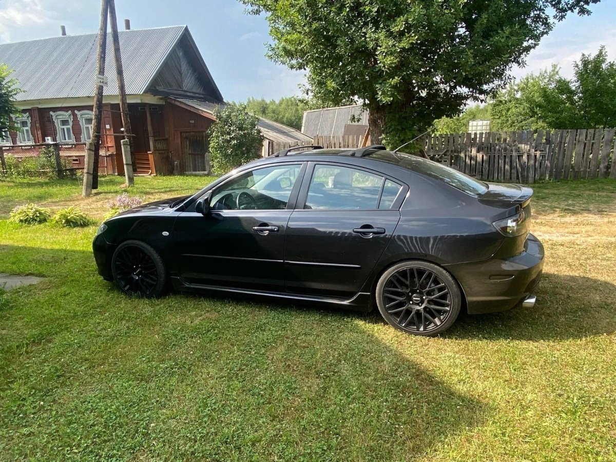 Черная Мазда 3 седан на дисках