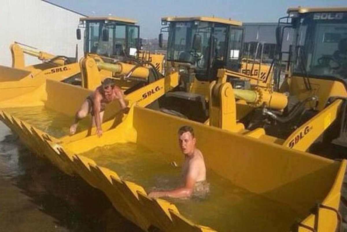 Человек в ковше