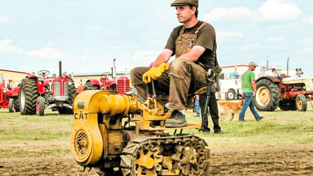 Гусеничный трактор Катерпиллар мини