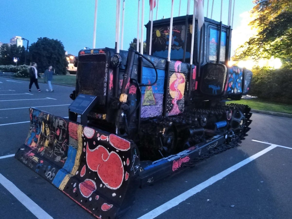 Розовый трактор