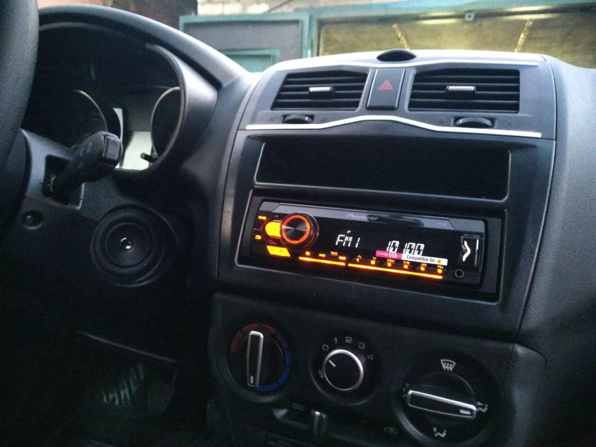 1 Дин магнитола в Лада Гранта