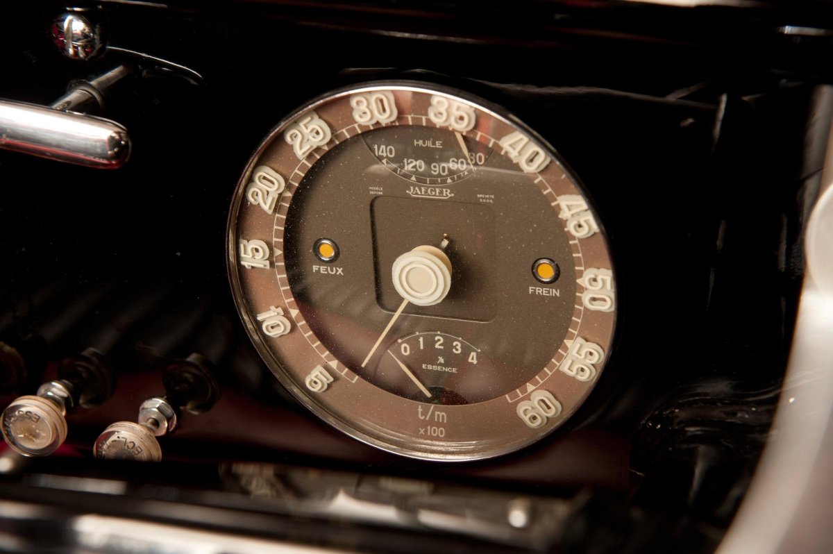 Bugatti панель приборов