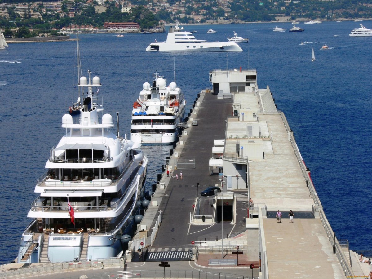 Пристань с кораблями