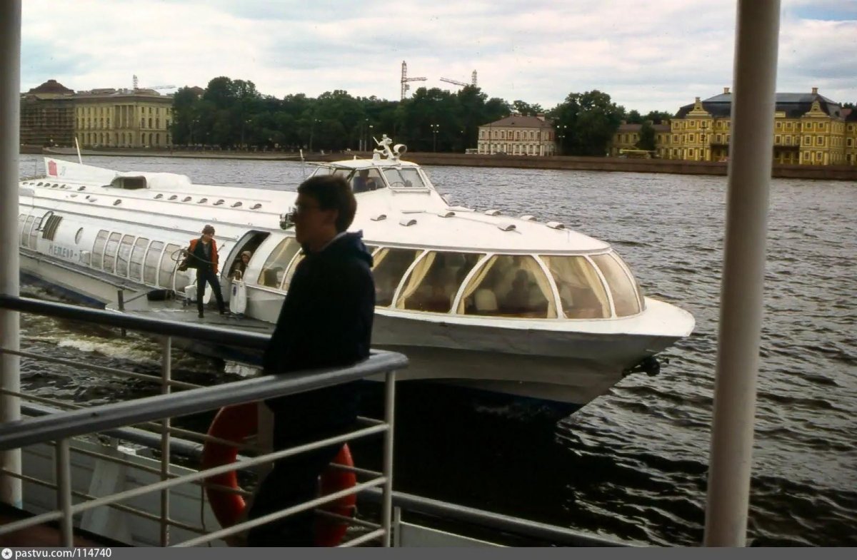 Теплоход Петергоф