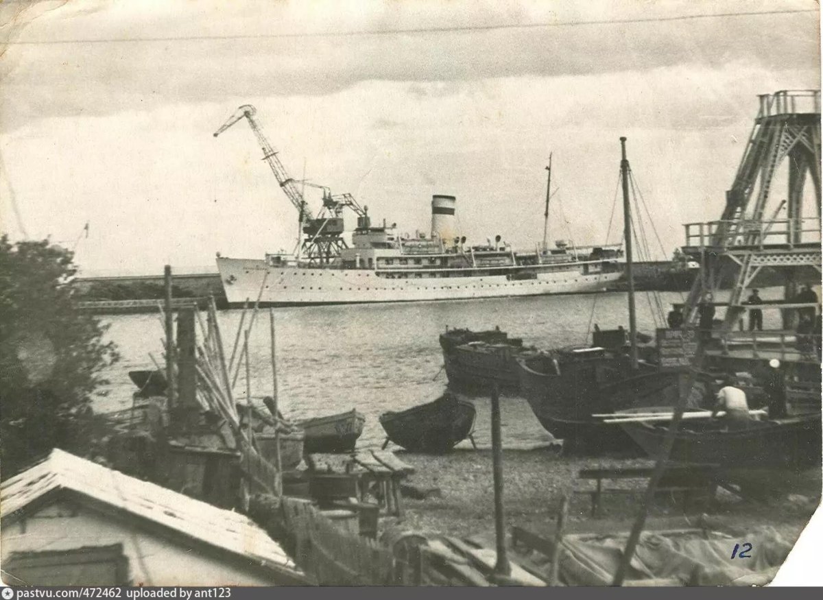 Судно Петродворец