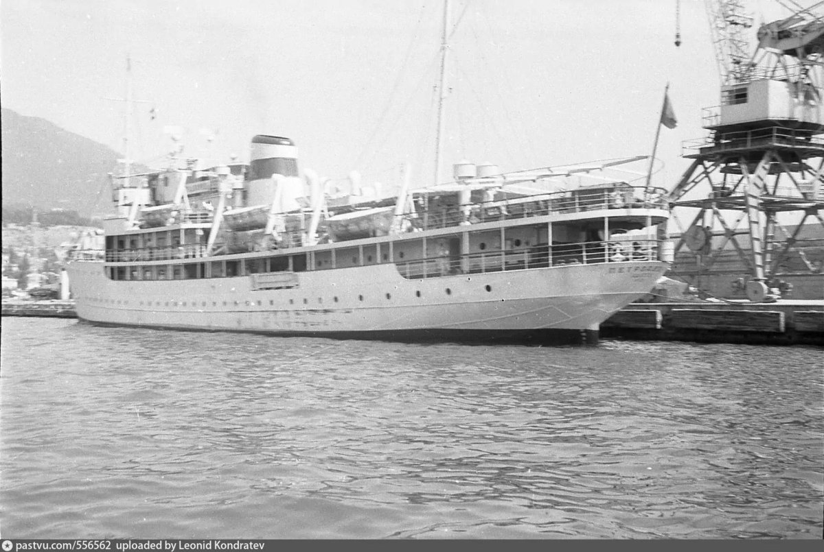 Судно Петродворец