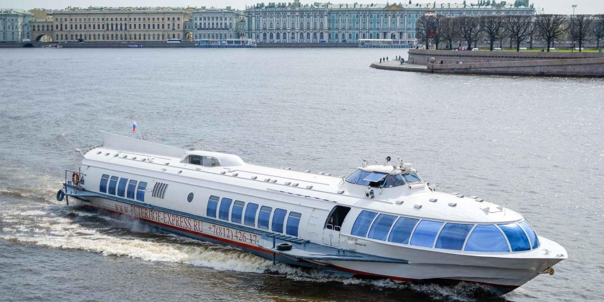 Теплоход Метеор в Санкт-Петербурге