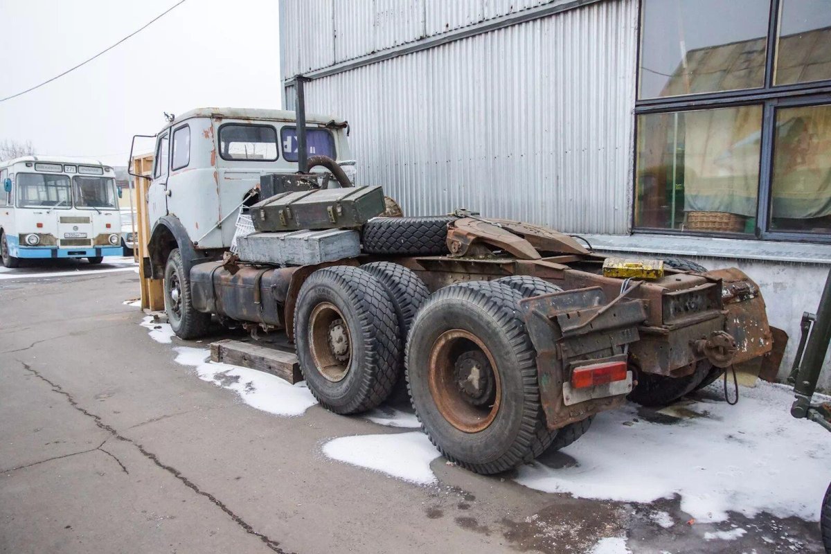МАЗ 515 тягач
