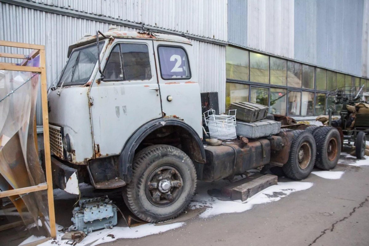 МАЗ 515 седельный тягач