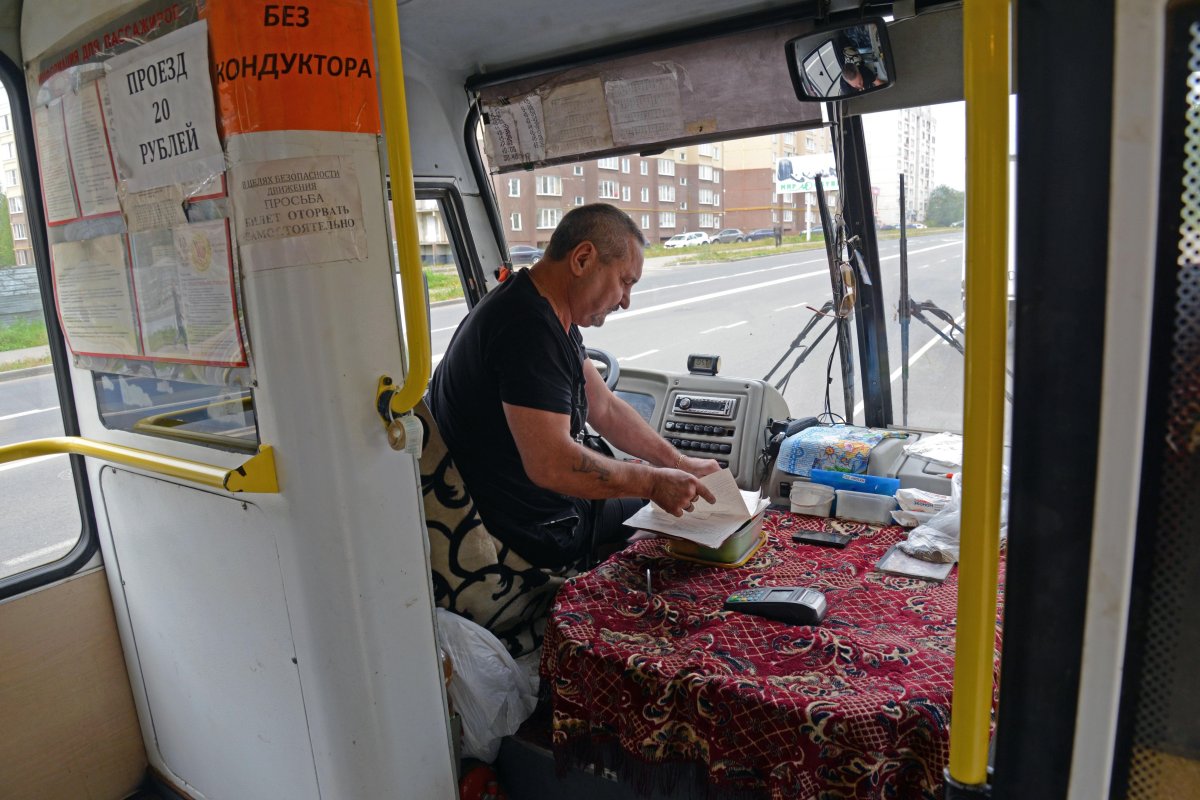 Кондуктор в автобусе