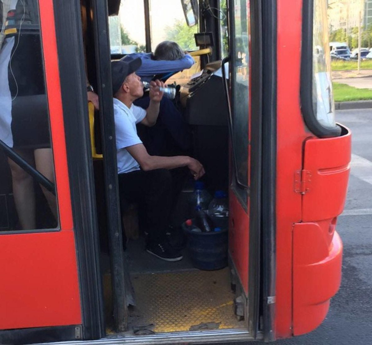 Кондуктор в автобусе