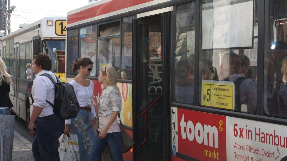 Кондуктор в автобусе