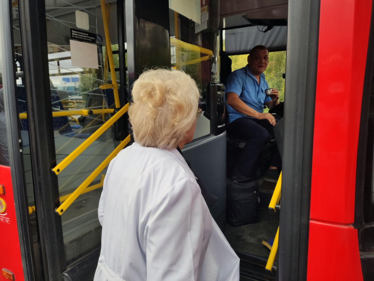 Водитель и кондуктор автобуса